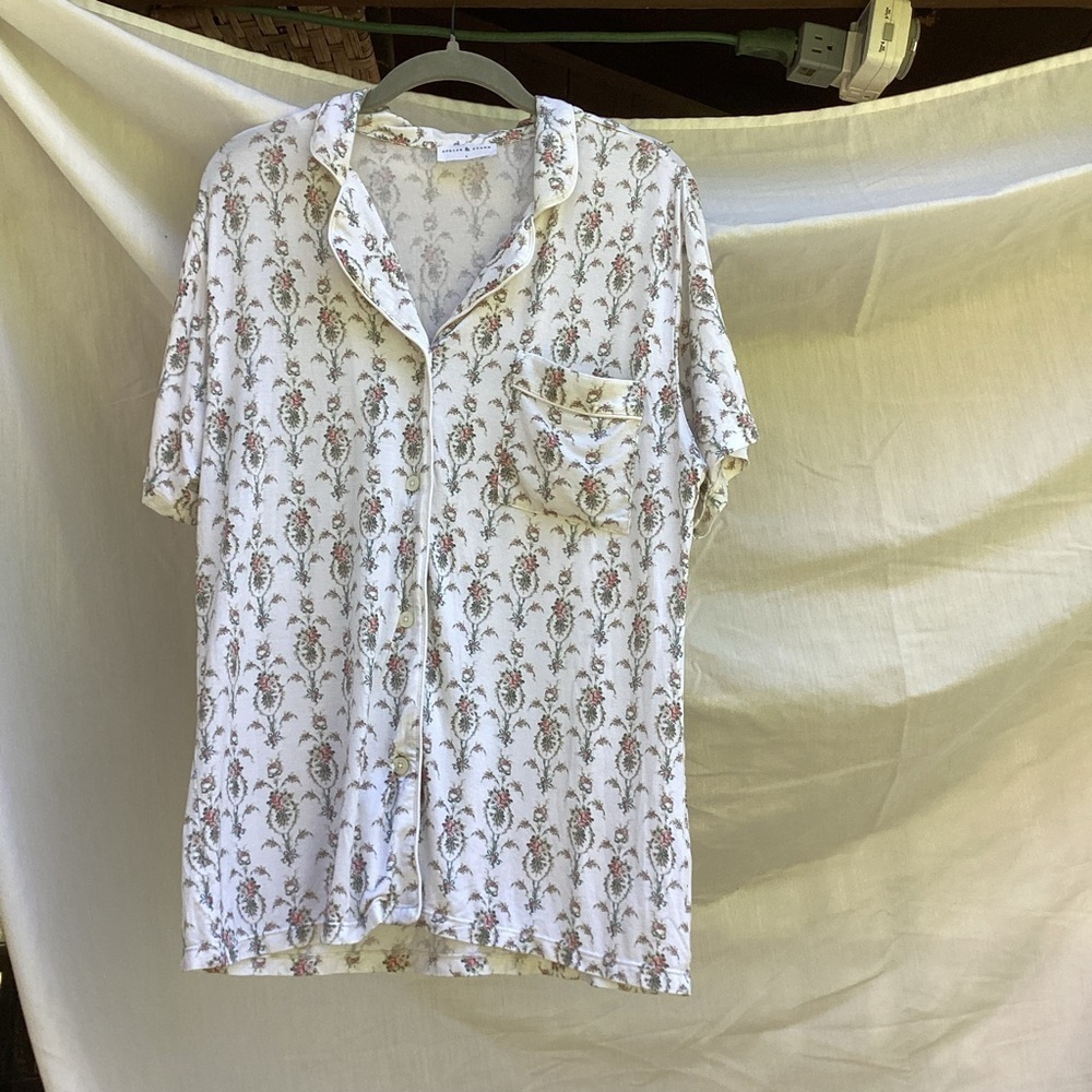 Stripe & Stare white floral super soft pajama top, size large